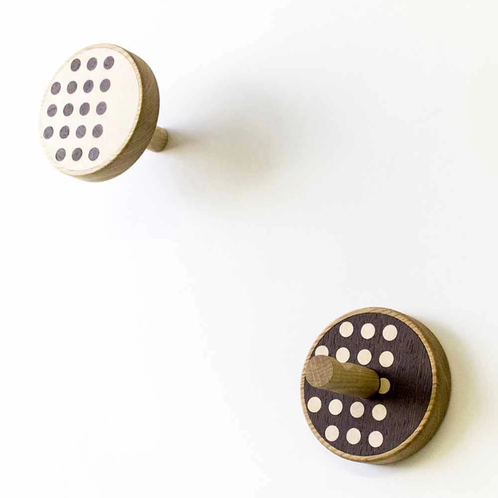 Porte-Manteau Mural En Bois De Frêne Avec Incrustations à Pois 2 Pièces - Quatto 3 Porte-Manteau Mural En Bois De Frêne Avec Incrustations à Pois 2 Pièces - Quatto