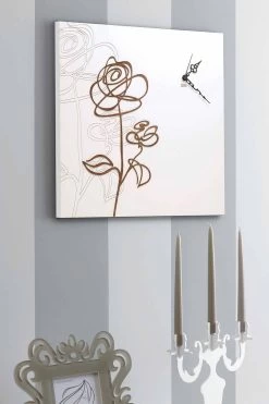 Horloge Murale Carrée Blanche En Bois Avec Décoration Rose Moderne - Perce-neige 9 Horloge Murale Carrée Blanche En Bois Avec Décoration Rose Moderne - Perce-neige -Décoration D'intérieur orologio a parete in legno bianco quadrato con decoro a rosa moderno bucaneve 3
