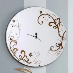Horloge Murale En Bois Moderne Et Ronde Avec Des Décors De Design Saisonniers