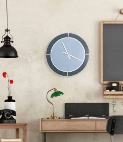 Horloge Murale Ronde Moderne En Blanc Bleu Avio - Savio -Décoration D'intérieur orologio da parete moderno di design tondo in legno bianco blu avio savio 2