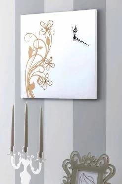 Grande Horloge Murale Carrée En Bois Blanc Avec Fleur - Florello -Décoration D'intérieur orologio grande da parete design quadrato in legno bianco con fiore florello 3