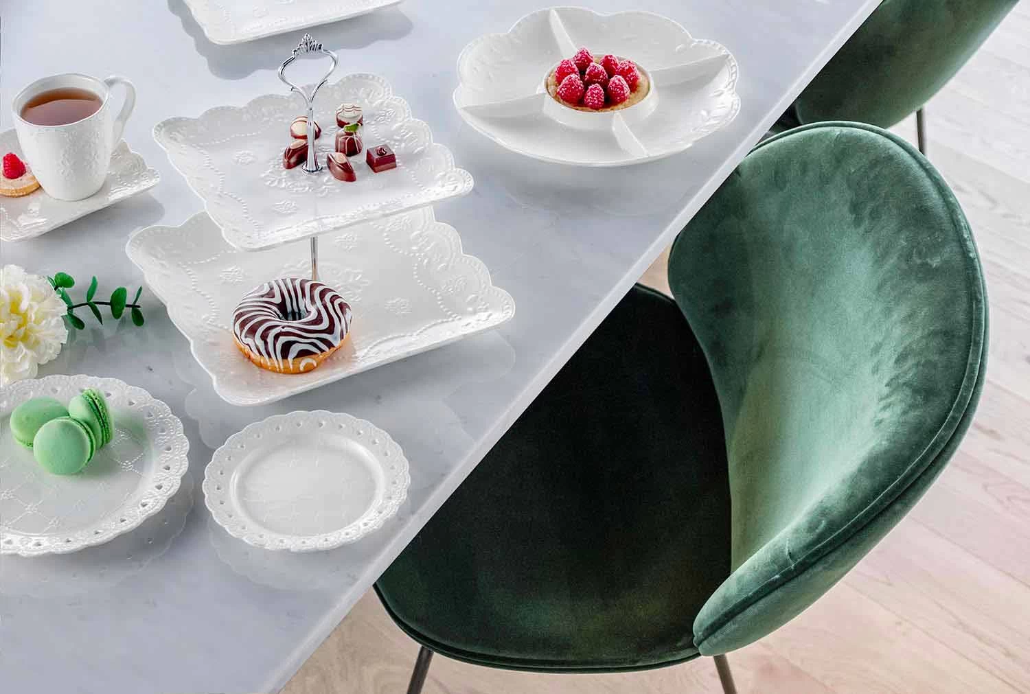 Assiette Faveur 12 Pièces En Porcelaine Blanche Décoré à La Main - Rafiki 6 Assiette Faveur 12 Pièces En Porcelaine Blanche Décoré à La Main - Rafiki – Image 4