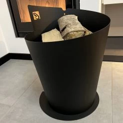 Porte-bûches Rond En Bois Pour Intérieur En Acier Noir Moderne Italien - Favonio 9 Porte-bûches Rond En Bois Pour Intérieur En Acier Noir Moderne Italien - Favonio -Décoration D'intérieur portalegna tondo per interno in acciaio nero design moderno italiano favonio 3